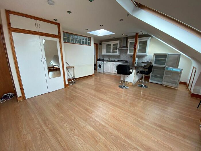 Studio To Rent In Green Lanes, Palmers Green, N13