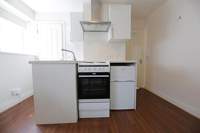 Studio To Rent In Lodge Road, Hendon, NW4