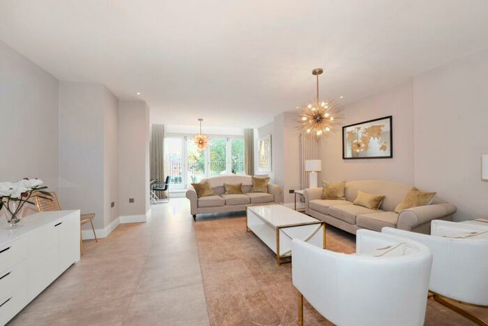 2 Bedroom Apartment To Rent In Lyndhurst Road, Hampstead, London, NW3