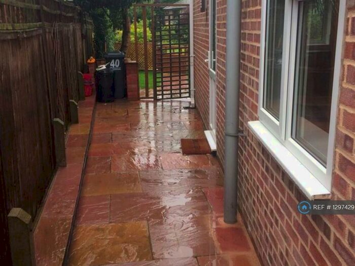 Studio To Rent In Littlebrook Gardens, Cheshunt, Waltham Cross, EN8