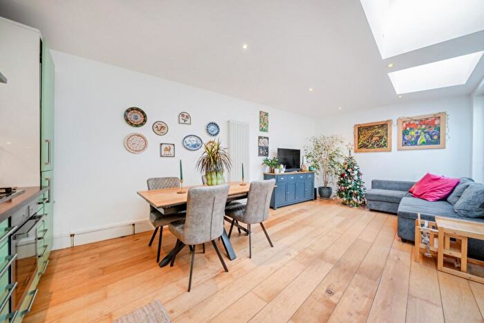 2 Bedroom Flat To Rent In Balham High Road London, SW12