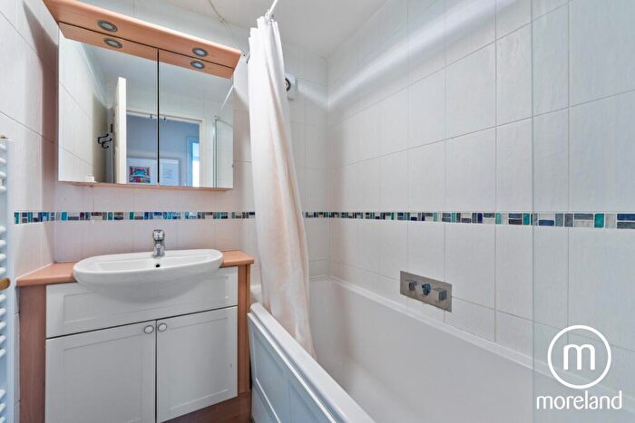 2 Bedroom Apartment To Rent In Chandos Way, Golders Green, NW11