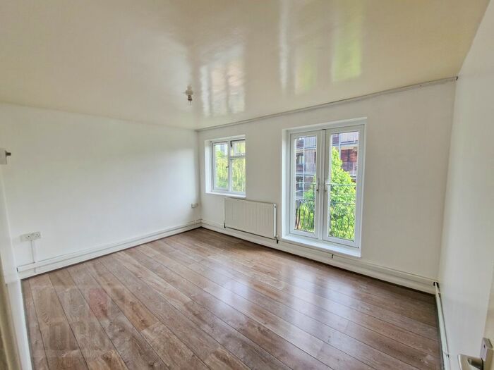 1 Bedroom Flat To Rent In Eagle Court, Snells Park, Edmonton, N18