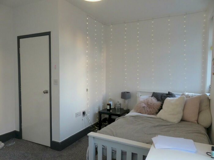 5 Bedroom Semi-Detached House To Rent In Rolleston Drive, Nottingham, Nottinghamshire, NG7