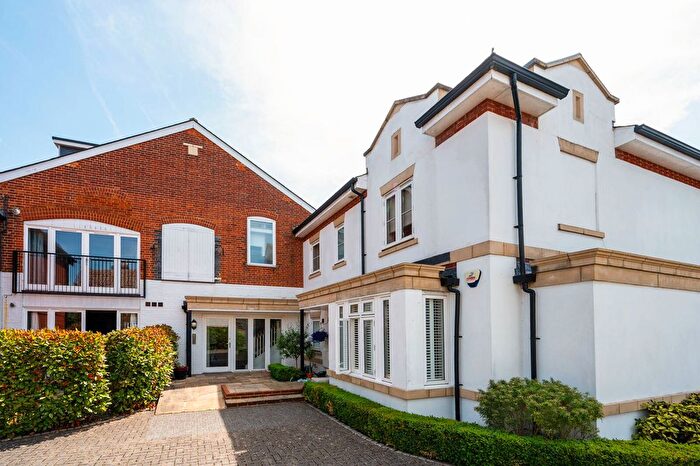 1 Bedroom Flat For Sale In Newark Lane, Ripley, Woking, GU23