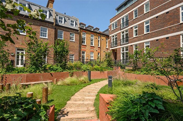 2 Bedroom Flat For Sale In Kew Foot Road, Richmond, TW9