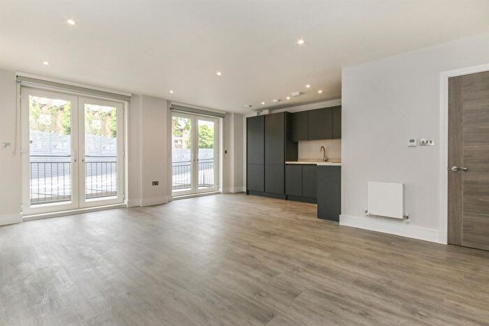 3 Bedroom Flat To Rent In Holden Road, N12