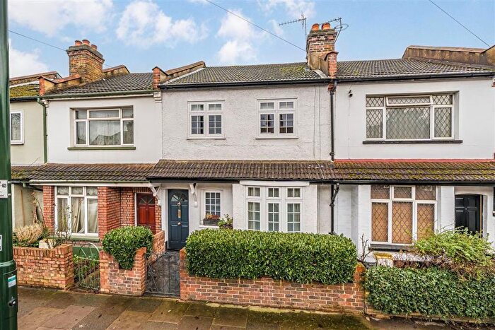 3 Bedroom Property For Sale In Shacklegate Lane, Teddington, TW11