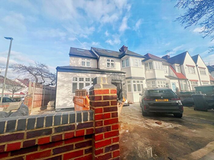 3 Bedroom Flat To Rent In Hervey Close, London, N3