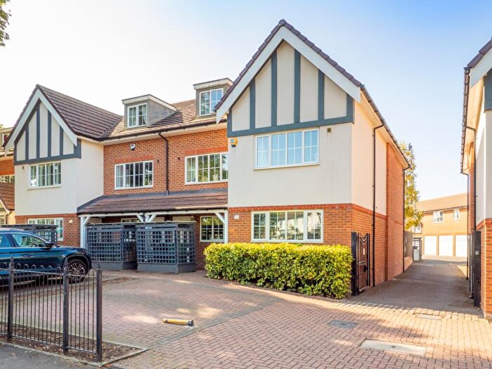 4 Bedroom Semi Detached House To Rent In Cuddington Avenue, Worcester Park, Surrey, KT4