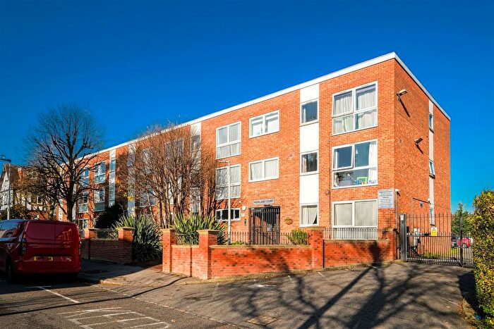 2 Bedroom Flat For Sale In Gordon Road, London, E18