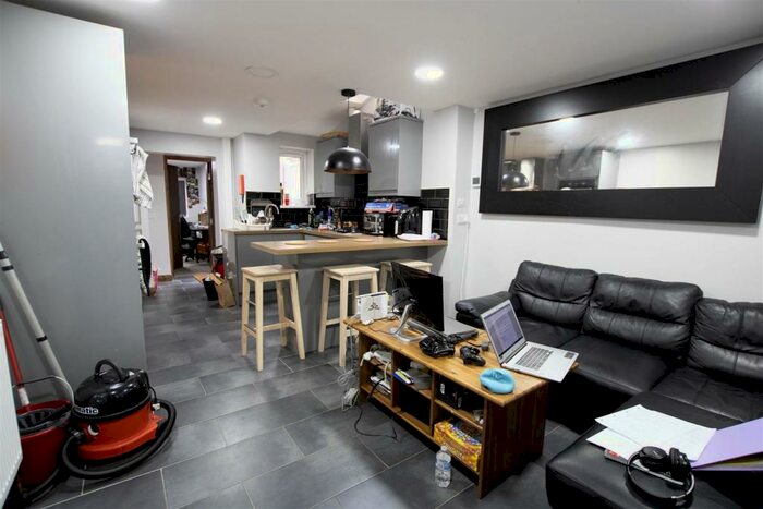 6 Bedroom House To Rent In Teignmouth Road, Birmingham, B29