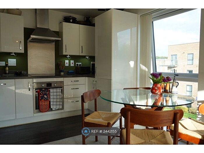 2 Bedroom Flat To Rent In Richardson House, Hemel Hempstead, HP3