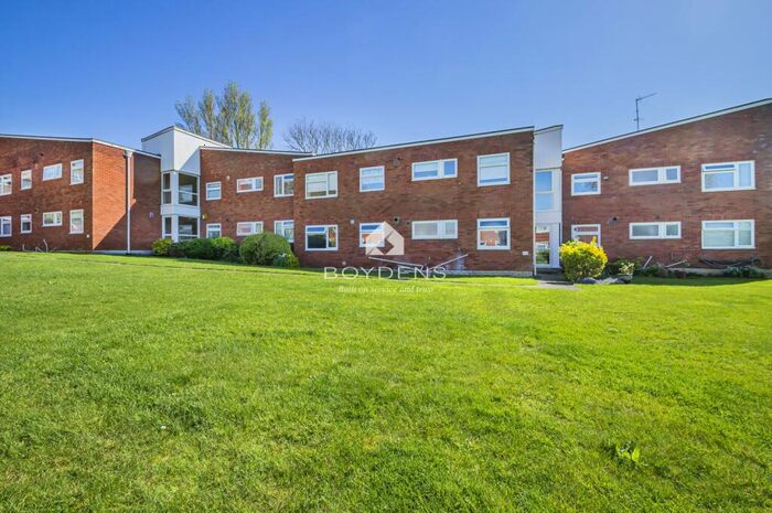 3 Bedroom Flat For Sale In Linkside, Frinton-on-sea, CO13