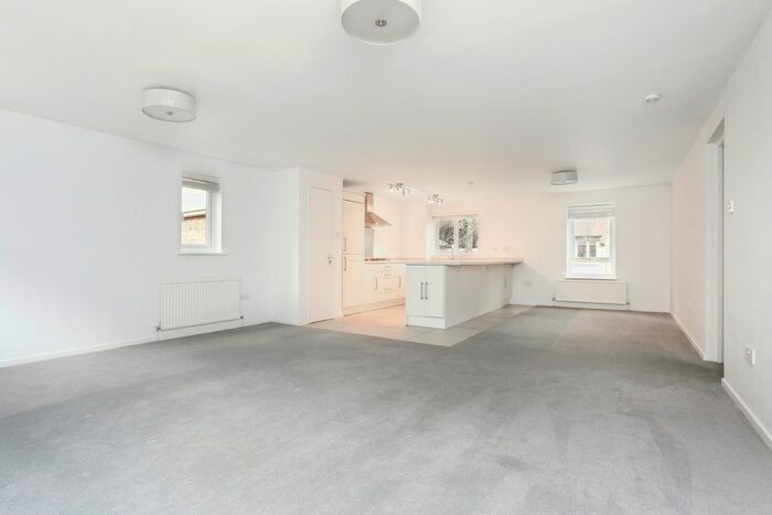 3 Bedroom Flat To Rent In Chapter Mews, Windsor, SL4