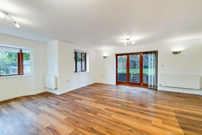 4 Bedroom Detached House To Rent In Newlands Close, Edgware, HA8