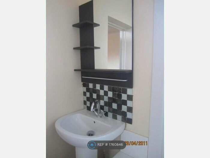 Studio To Rent In Lytton Road, London, E11