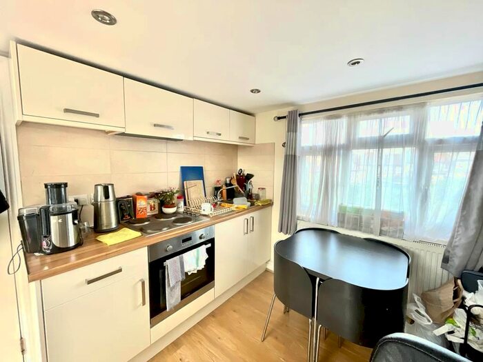 1 Bedroom Studio To Rent In North Circular Road, London, N13