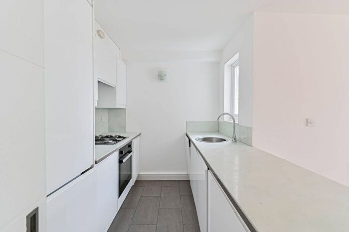 2 Bedroom Flat To Rent In Garratt Lane, Earlsfield, London, SW17