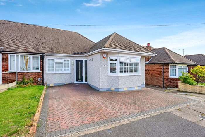 3 Bedroom Bungalow For Sale In Abingdon Road, Luton, LU4