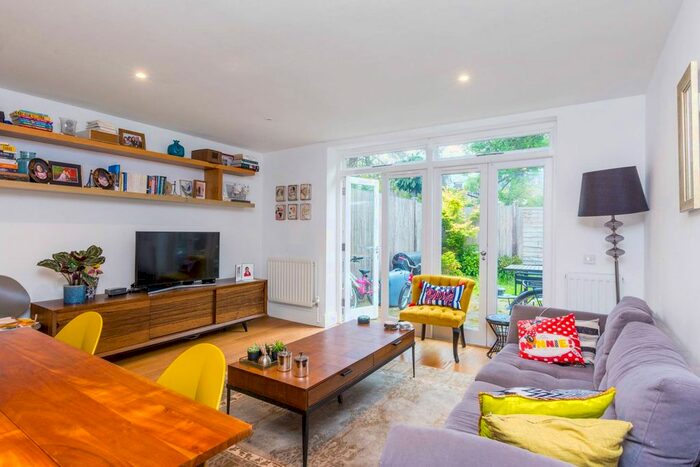 2 Bedroom Maisonette To Rent In Grove Park Road, Grove Park, London, W4