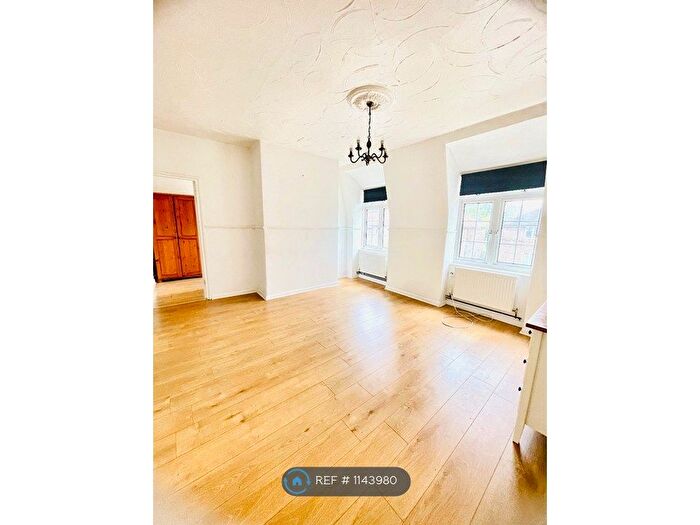 2 Bedroom Flat To Rent In Ballamore Road, London, BR1