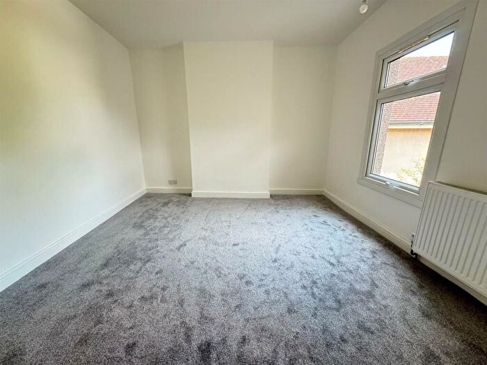 1 Bedroom Flat For Sale In Eastwood Road, Rayleigh, SS6