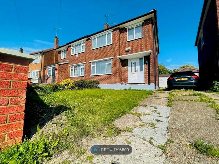 3 Bedroom Semi-Detached House To Rent In Pennine Avenue, Luton, LU3
