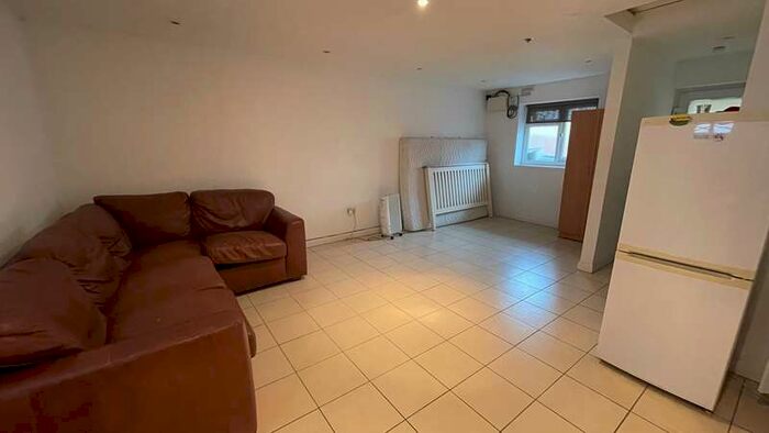 1 Bedroom Studio Flat To Rent In Windsor Gardens, Hayes, UB3