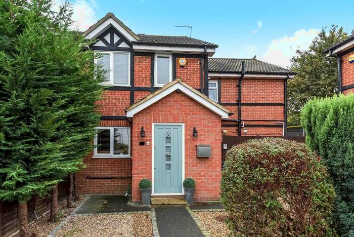 4 Bedroom End Of Terrace House To Rent In Briarwood Close, Feltham, TW13