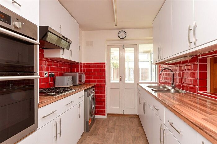 3 Bedroom End Terrace House For Sale In Bolters Road, Horley, Surrey, RH6