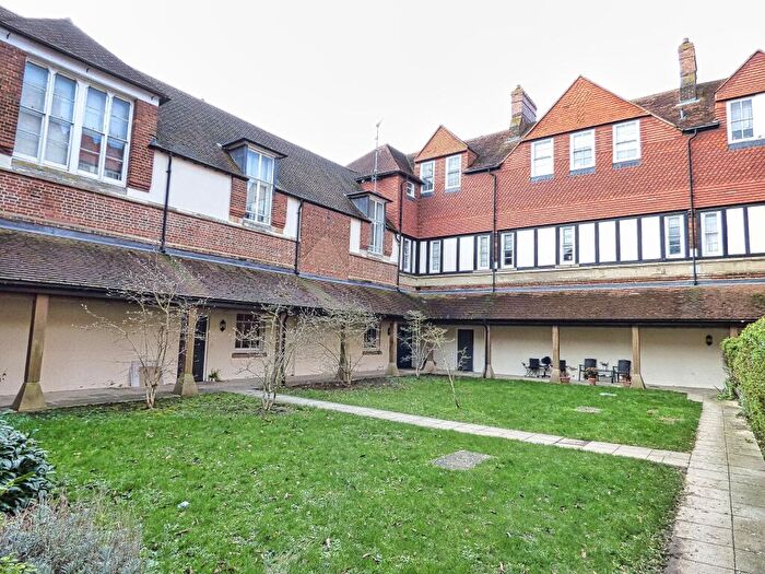 3 Bedroom Flat For Sale In St. Mary's, Wantage, Oxfordshire, OX12
