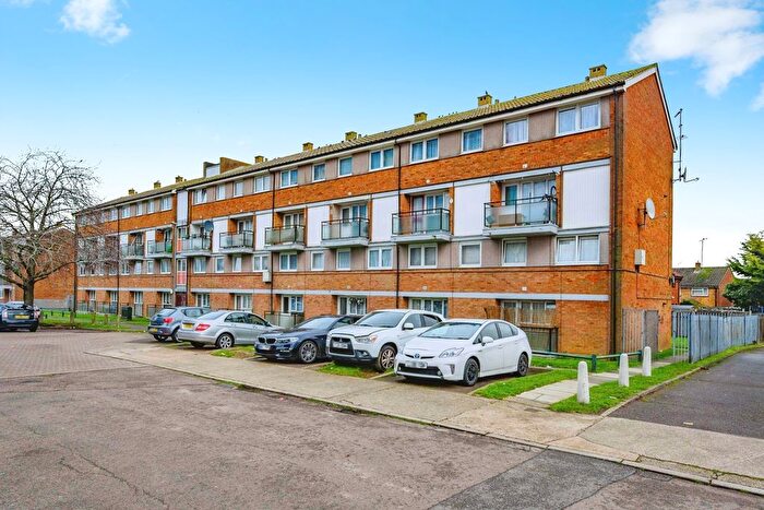 3 Bedroom Maisonette For Sale In Glaisdale, Luton, Bedfordshire, LU4