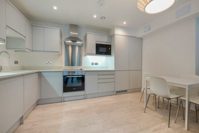2 Bedroom Flat To Rent In Stableyard Apartments, Balham Hill, Balham, London, SW12