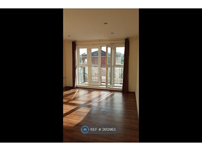 2 Bedroom Flat To Rent In Denham Road, London, N20