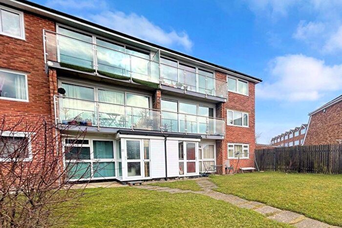 2 Bedroom Apartment For Sale In Moat Court, Gale Moor Avenue, Gomer, PO12