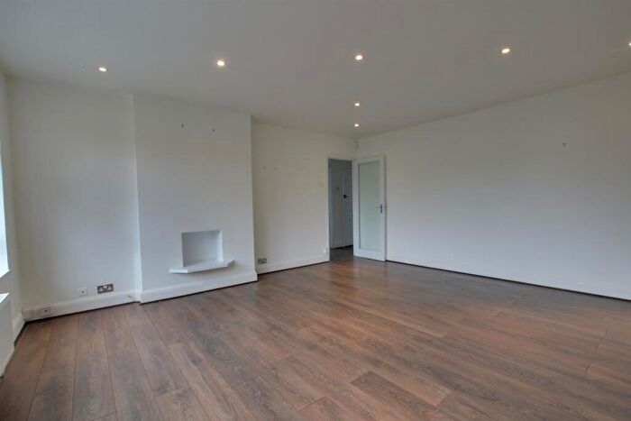 2 Bedroom Flat To Rent In Cranley Court, Beckenham Grove, Bromley, Kent, BR2