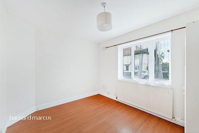 2 Bedroom Flat For Sale In Eldertree Way, Mitcham, CR4
