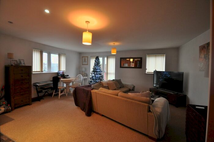 2 Bedroom Flat To Rent In Howlett Heights, Eastwood, Essex SS9