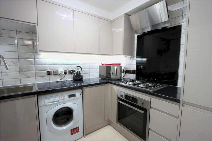 2 Bedroom Flat To Rent In Boundary Road, Farnborough, Hampshire, GU14