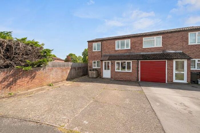 4 Bedroom End Of Terrace House For Sale In Derwent Road, Thatcham, RG19