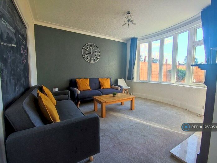 4 Bedroom Semi-Detached House To Rent In Whitebrook Road, Manchester, M14