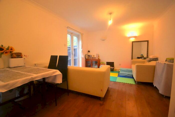 2 Bedroom House To Rent In Waterside Gardens, Reading, RG1