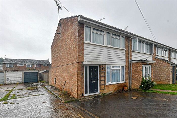3 Bedroom Semi-Detached House For Sale In Knaves Acre, Headcorn, Kent, TN27