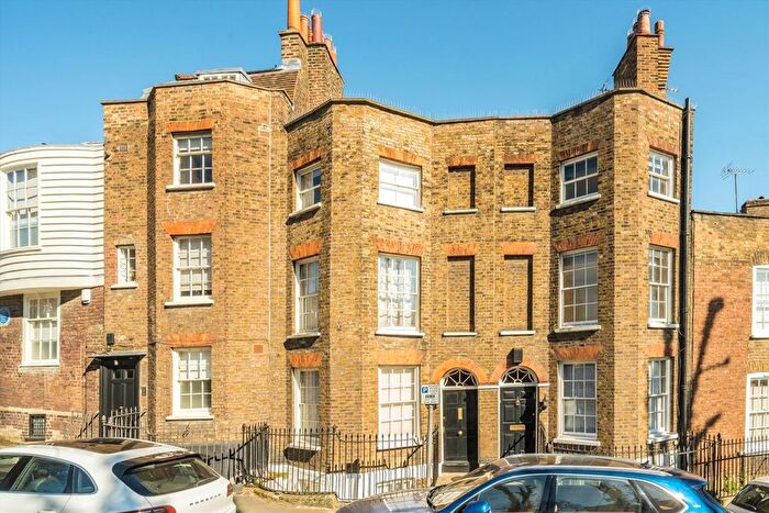 3 Bedroom Property For Sale In Holly Bush Hill, Hampstead, NW3