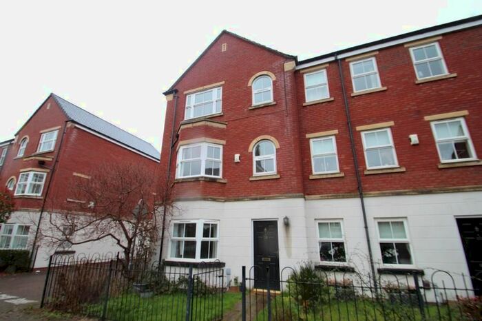 4 Bedroom Town House To Rent In Mansion Gate Square, Leeds, LS7