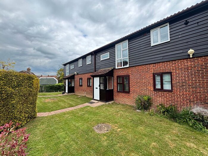2 Bedroom Flat For Sale In Oak Tree Close, Marden, Kent, TN12