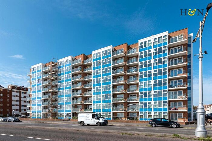 3 Bedroom Flat For Sale In Channings, Kingsway, Hove, BN3