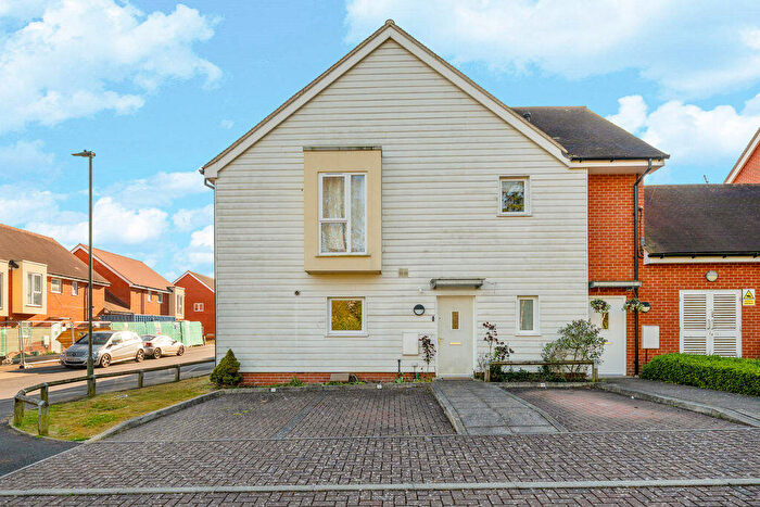 1 Bedroom Flat For Sale In Strawberry Fields, Row Town, KT15