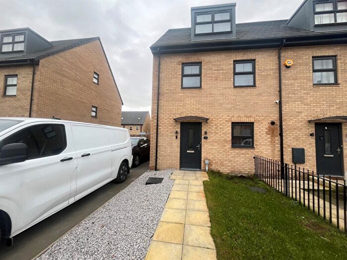 3 Bedroom Semi Detached House For Sale In Brigham Grove, Hull, HU9